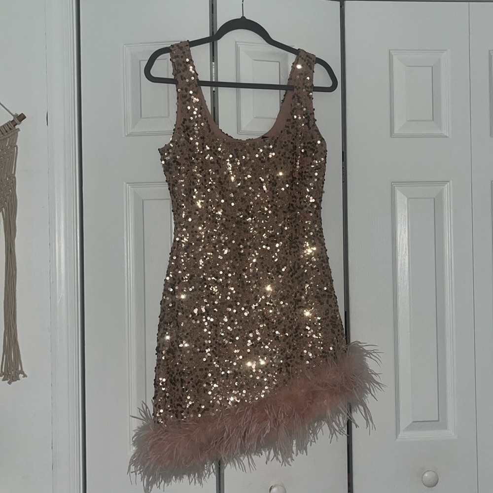 Selling a pink sequence dress pretty pink fur on the bottom! size large